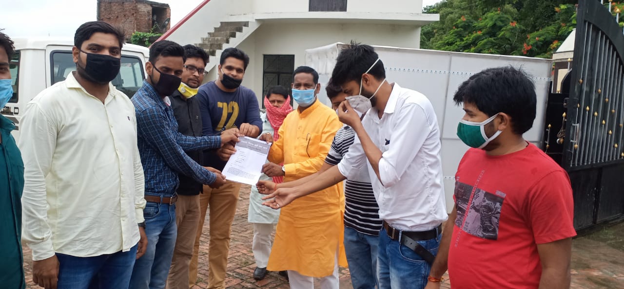 69000 शिक्षक भर्ती में महराजगंज में अभ्यर्थियों ने सौंपा सांसद और विधायक को ज्ञापन