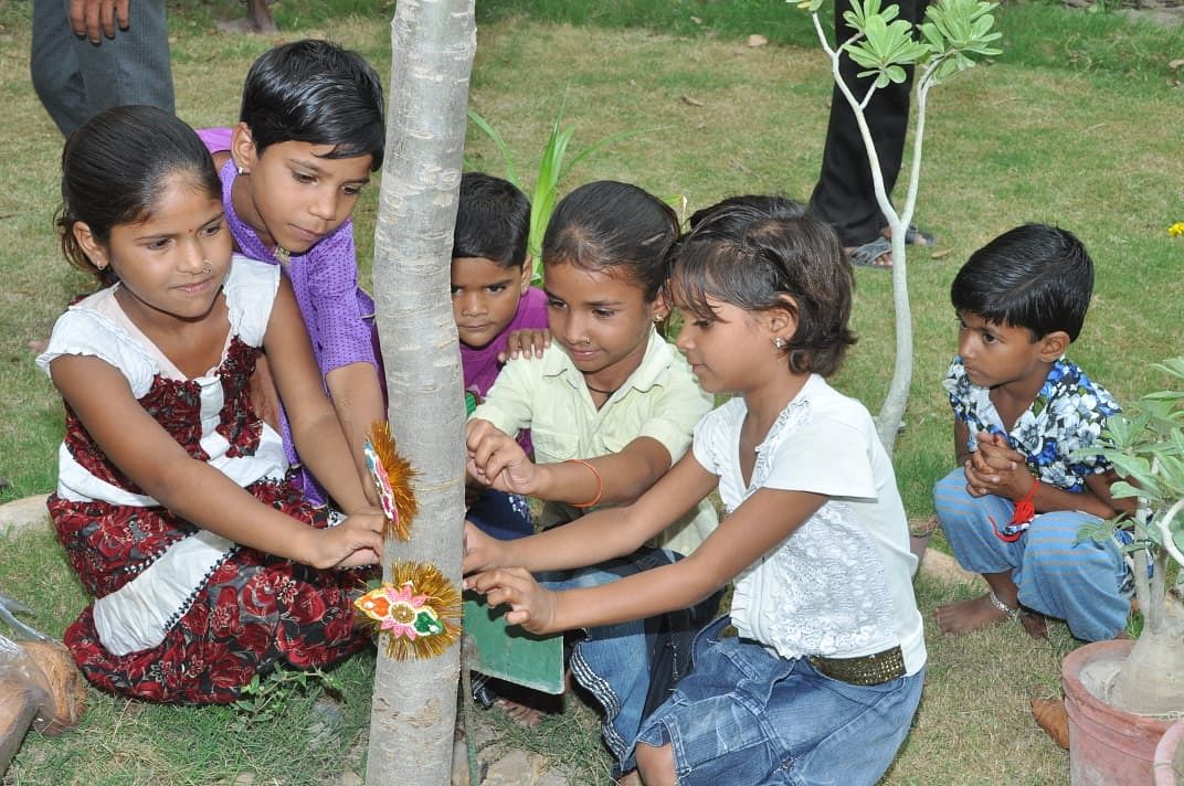 इस गाँव के सरपंच ने चलाया ऐसा मुहीम, गाँव वालों से लगवाए 5 लाख से ज्यादा पौधे, हर लड़की के नाम है लाखो की एफडी