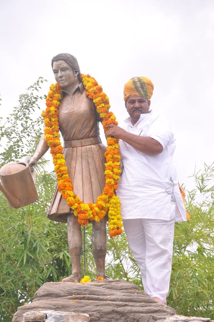 इस गाँव के सरपंच ने चलाया ऐसा मुहीम, गाँव वालों से लगवाए 5 लाख से ज्यादा पौधे, हर लड़की के नाम है लाखो की एफडी