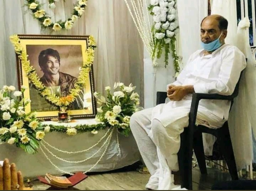 सुशांत सिंह राजपूत के शोक सभा में पिता की ये फ़ोटो देखकर बैठ जाएगा आपका ‌दिल, देखें