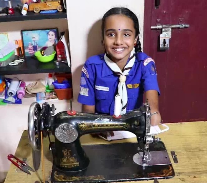 कोरोनावायरस से जंग के लिए एक हाथ से मास्क बना रही ये मासूम दिव्यांग बच्ची