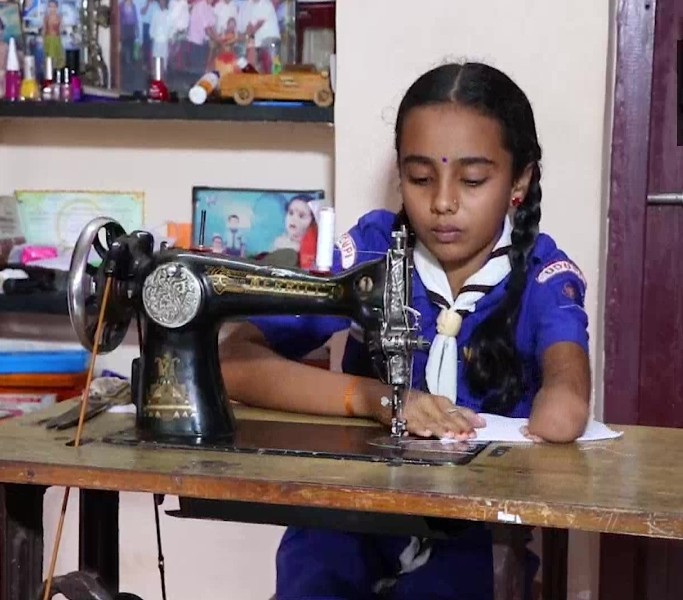 कोरोनावायरस से जंग के लिए एक हाथ से मास्क बना रही ये मासूम दिव्यांग बच्ची