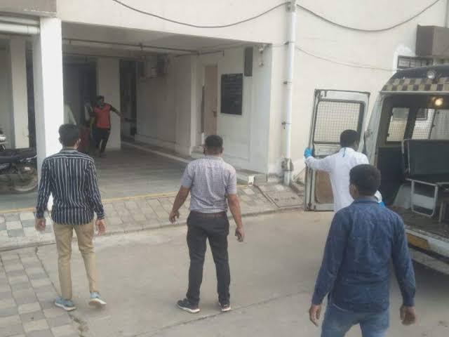 अहमदाबाद के एक फ्लैट में मिली 6 लोगों की लाश, पुलिस को जहर खा कर आत्महत्या करने का संदेह