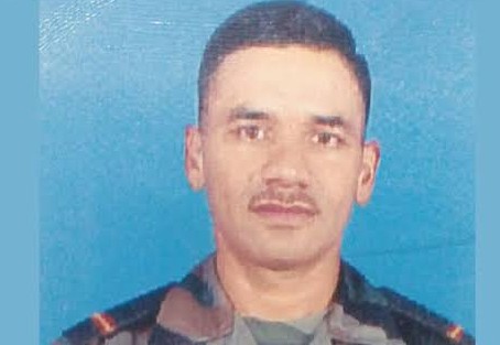 सीमाओं की रक्षा में तैनात हैं योगी आदित्यनाथ के भाई सूबेदार शैलेन्द्र मोहन