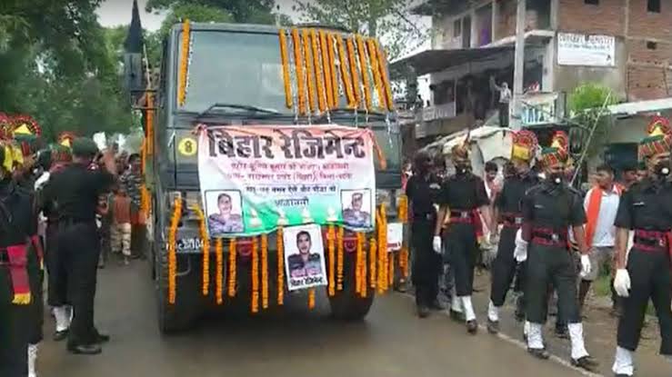 शहीद सुनील कुमार की अंतिम यात्रा में उमड़ा जनसैलाब, नम आँखों से लोगों ने दी विदाई, देखें तस्वीरें
