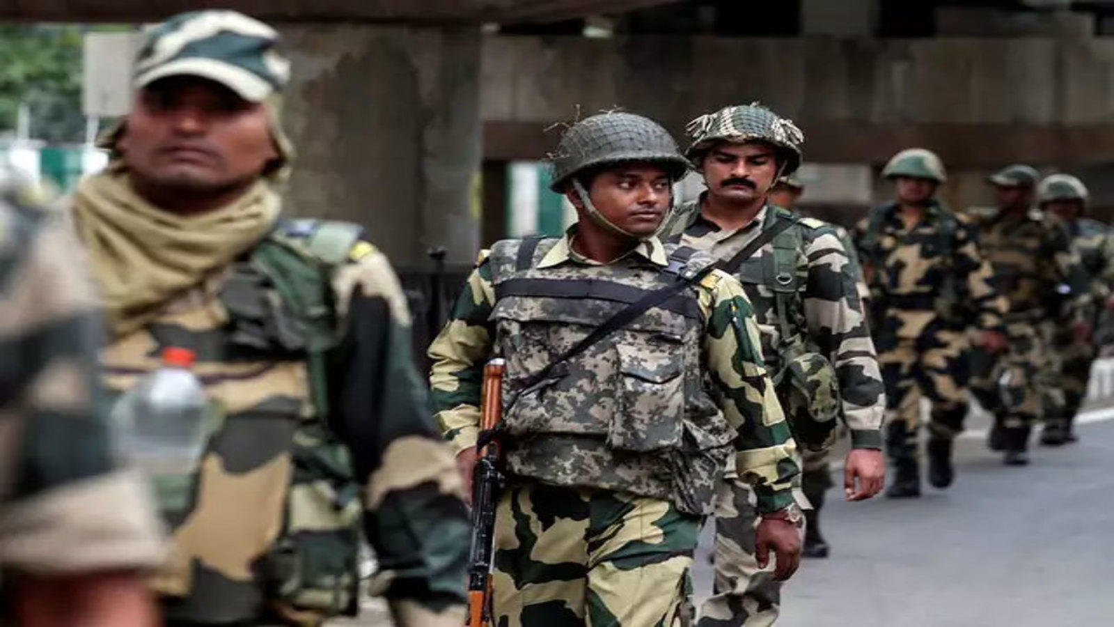 जम्मू कश्मीर में भारतीय जवानों ने आज सुबह 3 आतंकियों को किया ढेर, सफाई अभियान है चालू