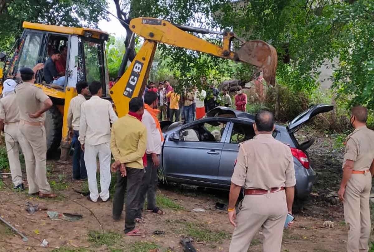 यूपी में दर्दनाक हादसा, कार सवार तीन लोगों की मौत, तीन गंभीर, देखें दर्दनाक तस्वीरें