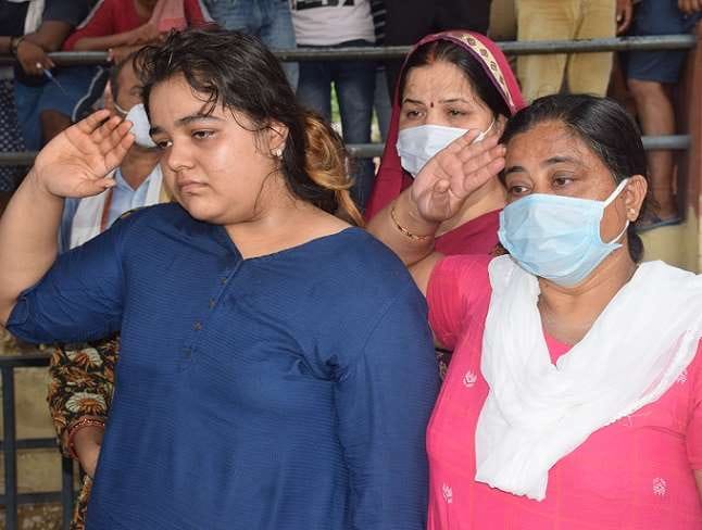 कानपुर एनकाउंटर: Co मिश्रा की बेटी ने पिता को अंतिम विदाई देते हुए कहा- &Quot;गुंडों को वहीं भेजूंगी जहां से उनका वास्ता हैं&Quot;
