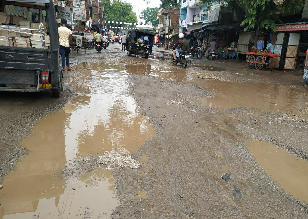 खोखला साबित हो रहा उत्तर प्रदेश सरकार का गड्डा मुक्त सड़क का दावा, बजट पास होने के बाद भी नहीं बनी सड़क