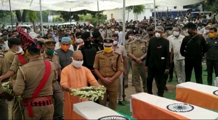 शहीदों को श्रद्धांजलि देने अस्पताल पहुंचे योगी आदित्यनाथ, परिवार को नौकरी और 1 करोड़ो देने का किया वादा
