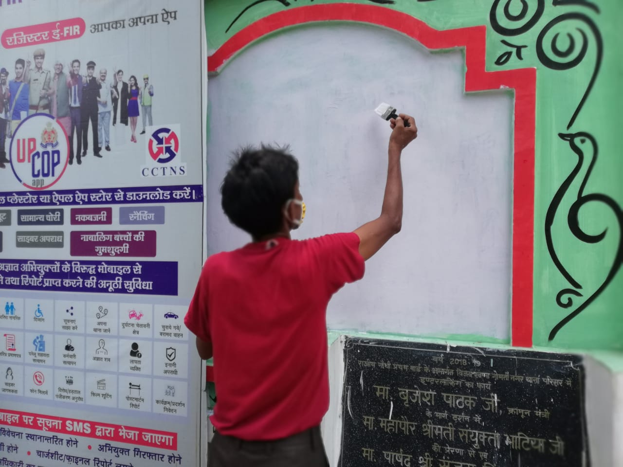 गोमतीनगर थाने की दीवार पर रिश्वत लेते बना दी कानून की देवी की पेटिंग, मचा हड़कम्प, देखें फोटो