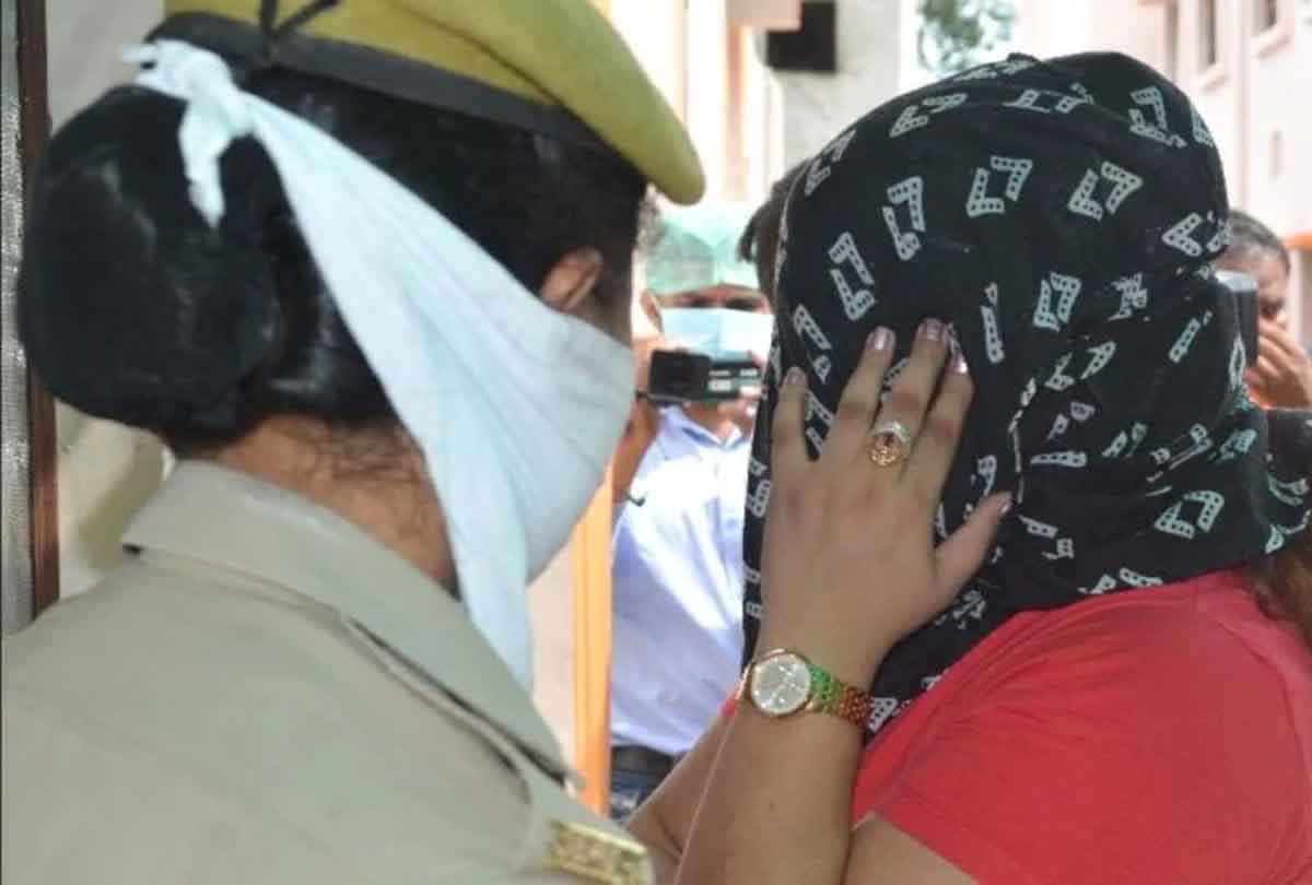 भाजपा नेता के फार्म हाउस पर चल रहा था जिस्मफरोसी का गंदा धंधा, पांच गिरफ्तार