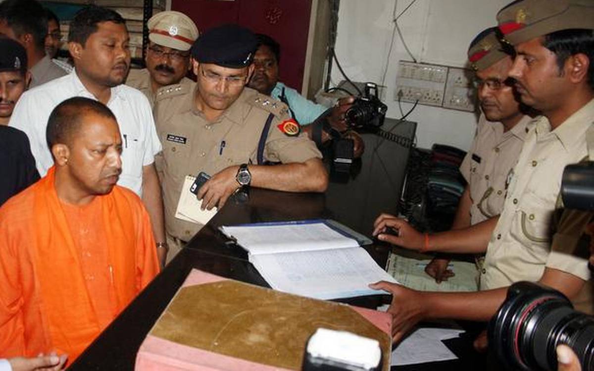 Kanpur Encounter: 8 पुलिसकर्मियों के शहीद होने पर मुख्यमंत्री योगी आदित्यनाथ ने संभाली कमान, कही ये बात