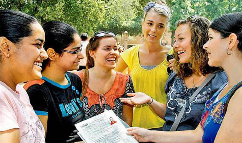 विदेश जाकर पढ़ने वाले करीबन 1 लाख छात्रों को अब भारत में ही पढ़ाने की तैयारी