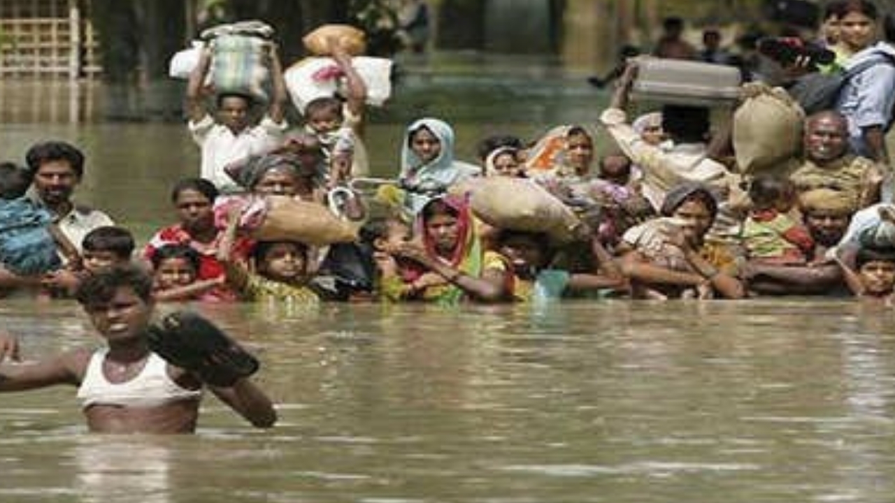 बाढ़ के कारण बिहार और असम में हालात बेकाबू, राहत और बचाव में तैनात एनडीआरएफ की टीमें