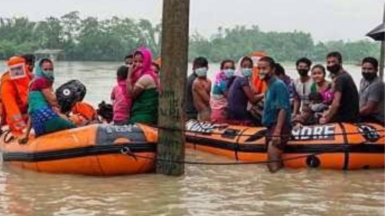 बाढ़ के कारण बिहार और असम में हालात बेकाबू, राहत और बचाव में तैनात एनडीआरएफ की टीमें