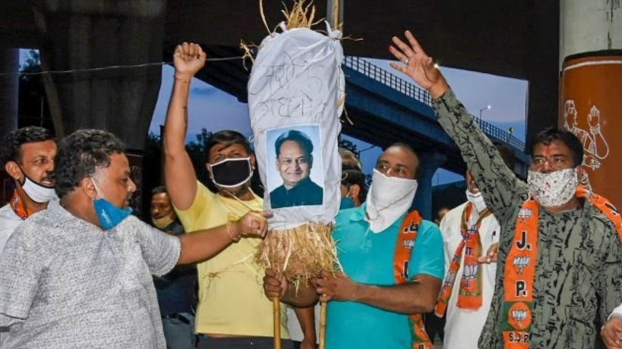 भाजपा कार्यकर्ताओं ने फूंका अशोक गहलोत का पुतला, लगाया ये गंभीर आरोप