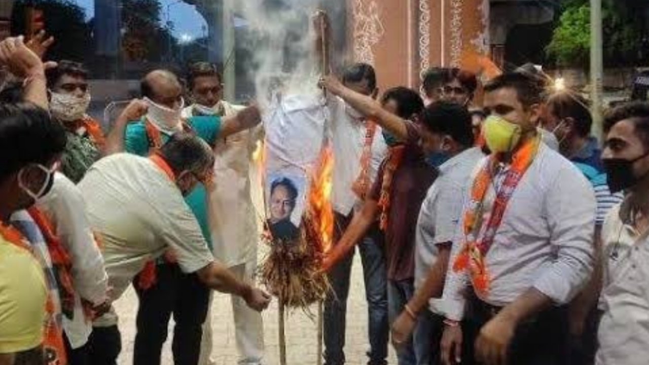 भाजपा कार्यकर्ताओं ने फूंका अशोक गहलोत का पुतला, लगाया ये गंभीर आरोप