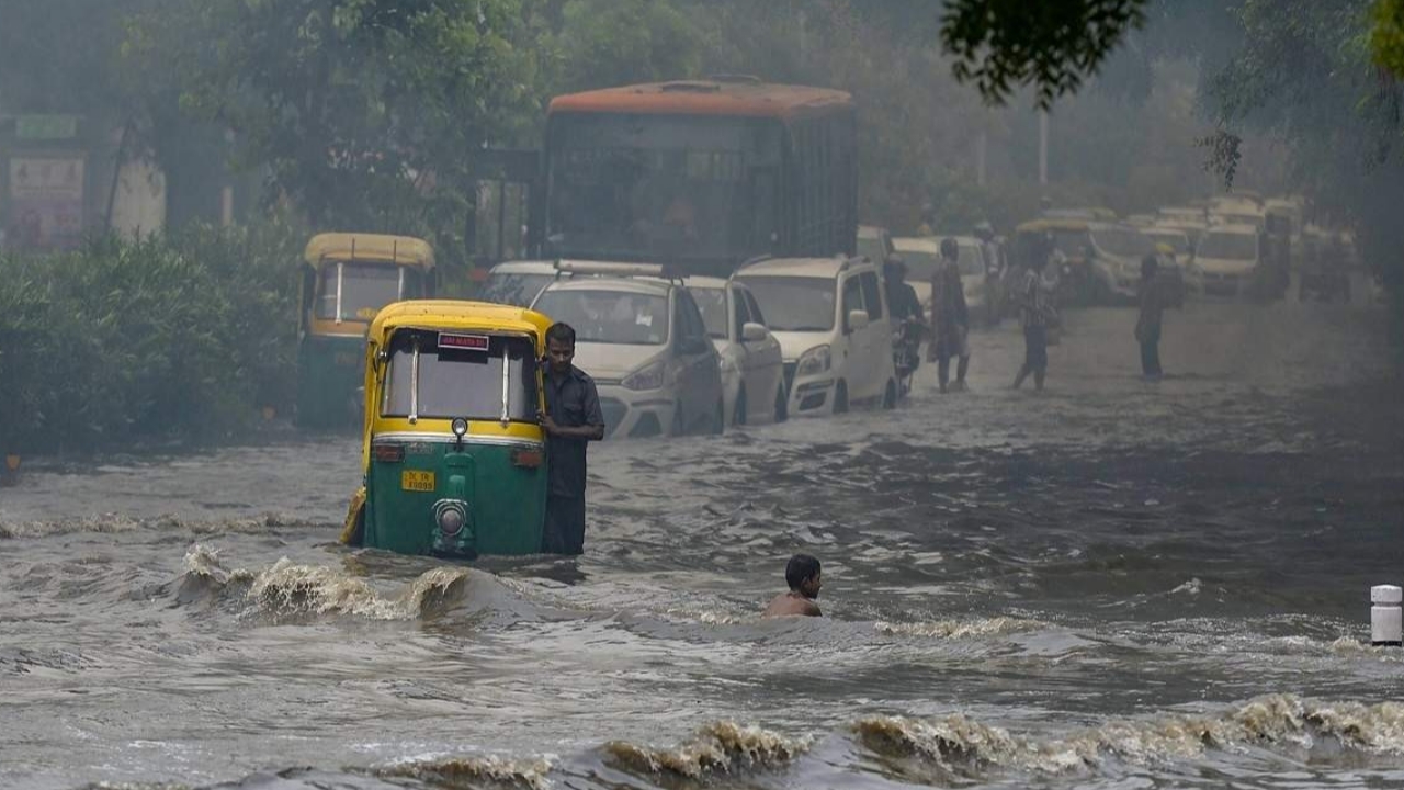 एक दिन की बारिश में बिगड़े दिल्ली के हालात, नाले में बह गए दस घर