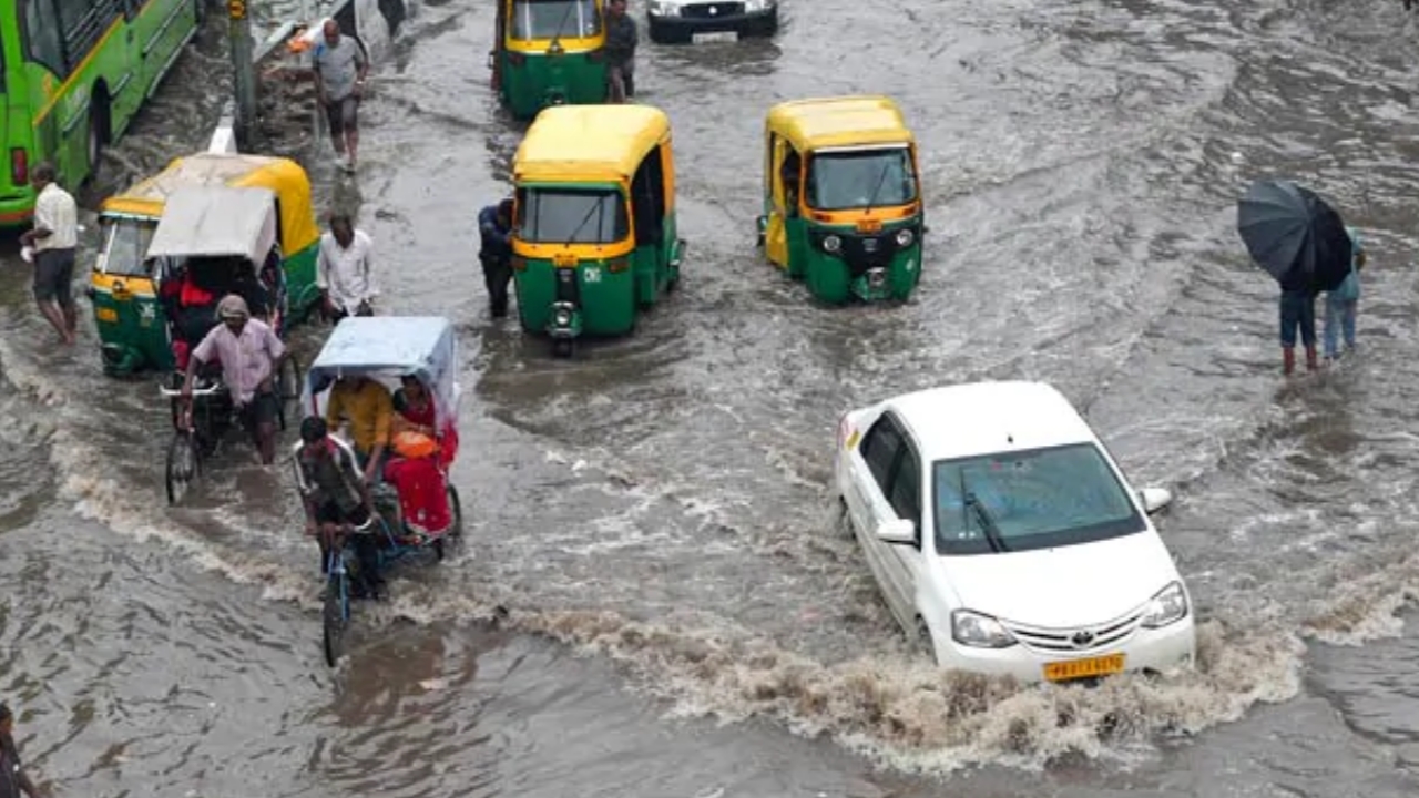 एक दिन की बारिश में बिगड़े दिल्ली के हालात, नाले में बह गए दस घर