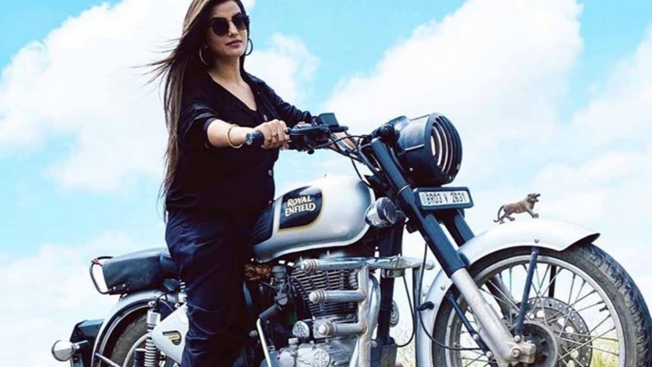अक्षरा सिंह ने इस गाने में दिखाया अपना स्वैग, यूट्यूब पर वायरल हुआ वीडियो