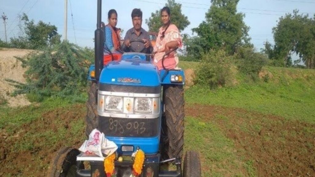 किसान बेटियों से जुतवा रहा था खेत, गरीबों के मसीहा सोनू सूद ने देखा तो घर भेजवा दिया टैक्टर