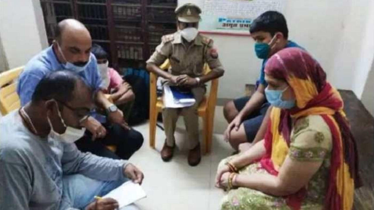 विकास दुबे की पत्नी का सरकार को धमकी, न गिराएं मकान नहीं तो करनी पड़ेगी आत्महत्या
