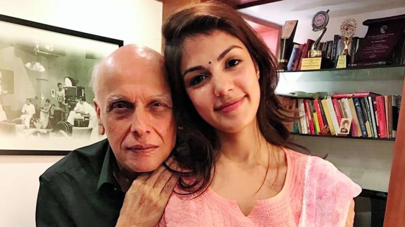 बॉलीवुड में सबसे काले कारनामों से भरा पड़ा है ये फिल्म निर्देशक, बेटी को Kiss करते हुए कराया था फोटोशूट