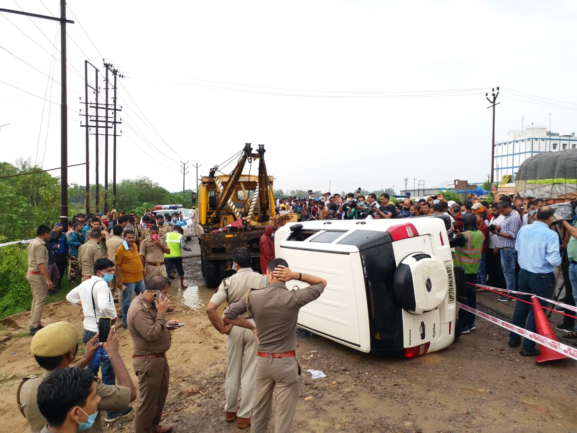 विकास दुबे एनकाउंटर मामलें में घिरी योगी सरकार, Ips अफसर ने कहा- किसे बचाया जा रहा है