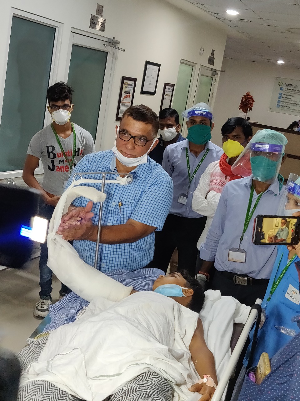 आरा मशीन से कटे 12 वर्षीय बालक के हाथ का सफल प्रत्यारोपण