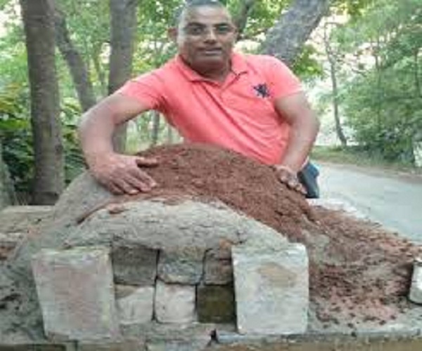 विदेश से लौटे युवा ने मिट्टी का ओवन तैयार कर शुरू किया पिज्‍जा बेचना, हो रही है अच्छी कमाई
