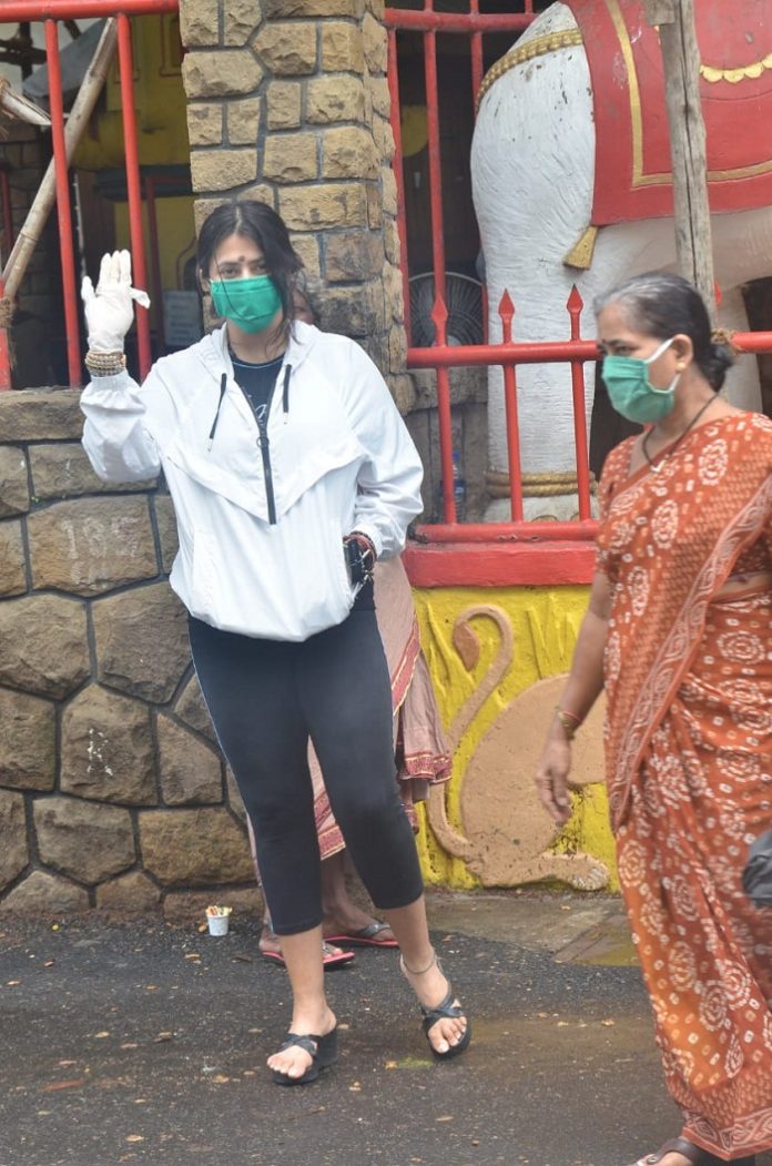 शनिदेव मंदिर में मत्था टेकने पहुंची एकता कपूर , सुशांत की याद में कर चुकी हैं ये नेक काम!