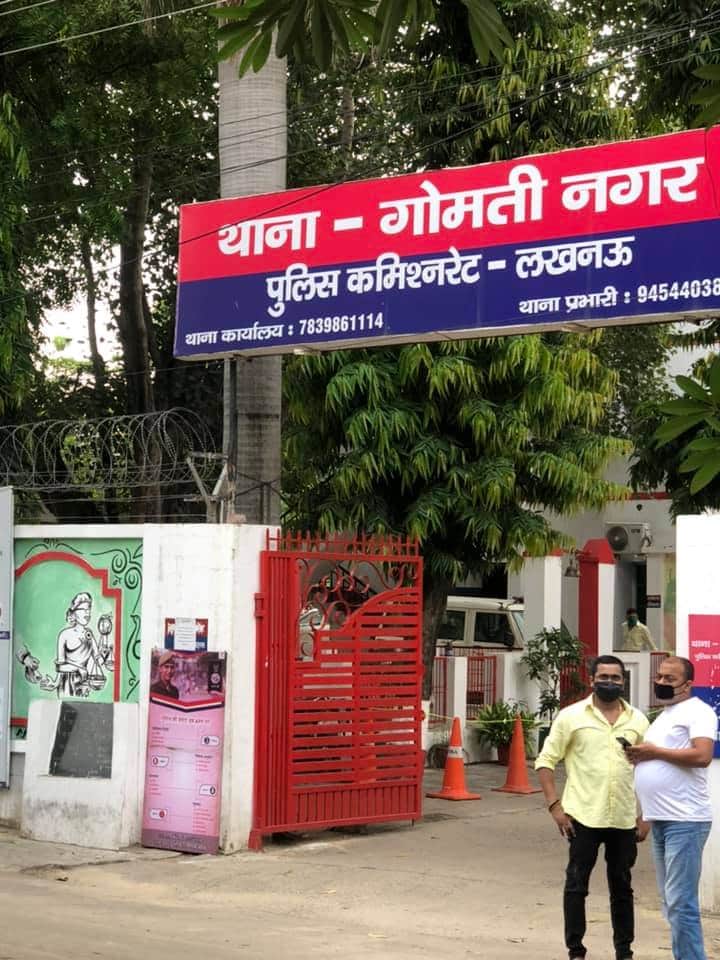 गोमतीनगर थाने की दीवार पर रिश्वत लेते बना दी कानून की देवी की पेटिंग, मचा हड़कम्प, देखें फोटो