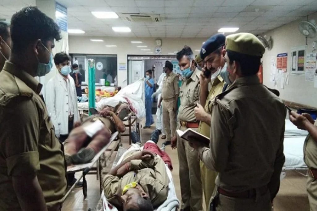 कानपुर एनकाउंटर: शहीद पुलिस राहुल कुमार की मात्र 1 साल की है बेटी, रात पत्नी से फोन पर कहा था कहीं दबिश पर जाना है 3 कानपुर एनकाउंटर: शहीद पुलिस राहुल कुमार की मात्र 1 साल की है बेटी, रात पत्नी से फोन पर कहा था कहीं दबिश पर जाना है
