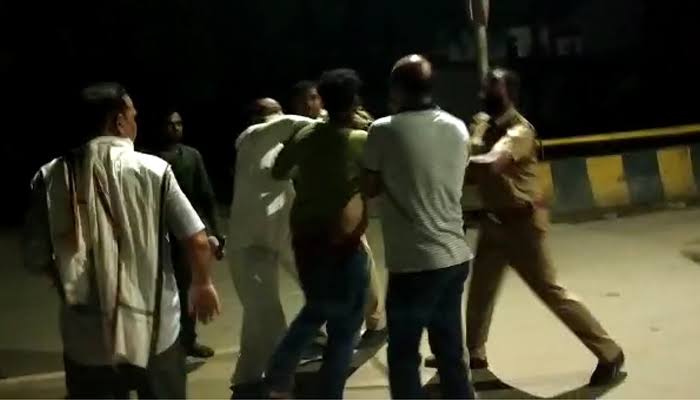 पीएम मोदी के संसदीय क्षेत्र में ही भाजपा नेता ने पुलिसकर्मियों को पीटा, मास्क न लगाने के चलते पुलिस ने रोका था रास्ता