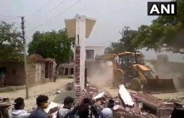 कानपुर पुलिस ने किस आधार पर गिरा दिया विकास दुबे का घर, क्या कहती है कानूनी किताबें