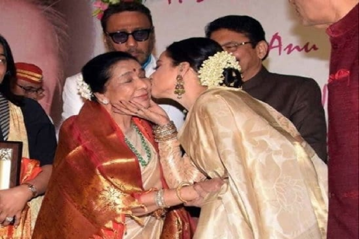 रेखा ने इन 7 सितारों को सरेआम किया था Kiss, अब वायरल हो रहीं तस्वीरें