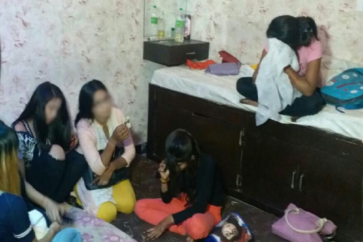 स्पा सेंटर के नाम पर जिस्म फरोसी का धंधा, 8 लड़कियां गिरफ्तार