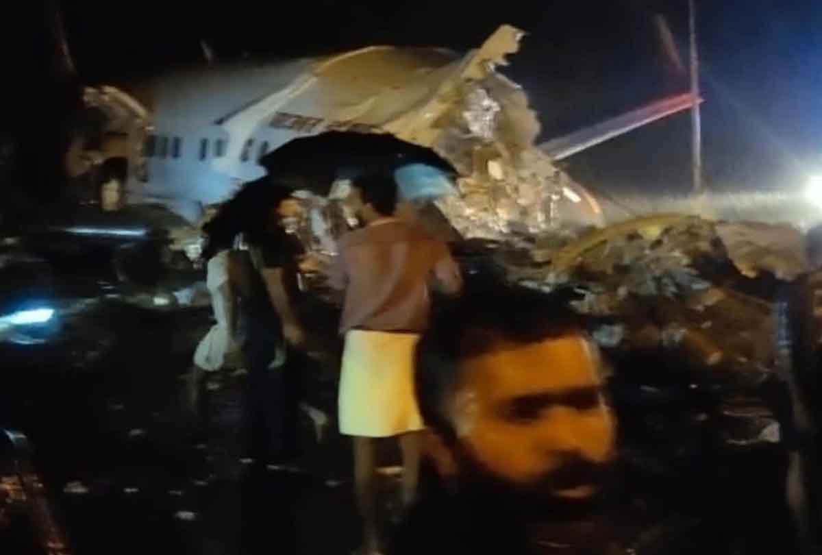 केरल में रनवे पर फिसला विमान, पायलट सहित तीन की मौत, 191 यात्री थे सवार