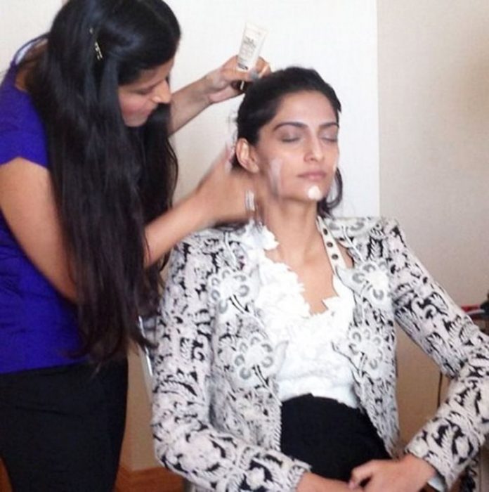 बॉलीवुड की ये खूबसूरत अभिनेत्रियां ऐसे होती है मेकअप रूम में तैयार ,देखे तस्वीरें