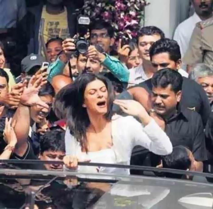 बॉलीवुड की ये 10 अभिनेत्रियां जो हो चुकी है भीड़ में छेड़खानी का शिकार
