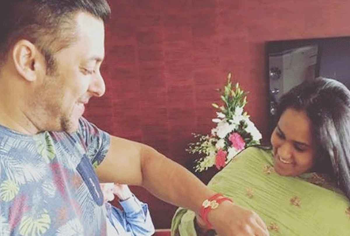 तैमुर ने सारा अली खान से बंधवाया राखी, देखें कैसे बॉलीवुड में मना राखी