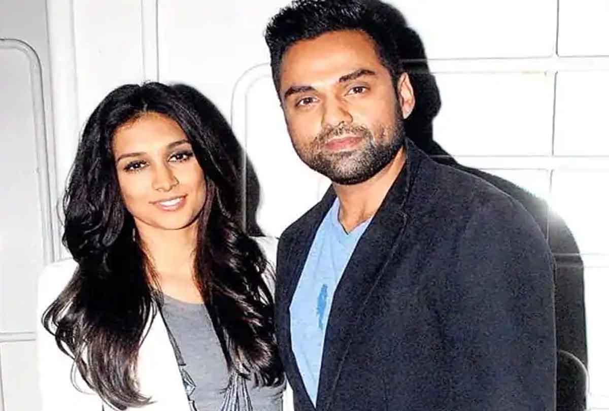 दुनिया की परवाह किये बिना 'लिव इन' में रहे ये बॉलीवुड सितारे, किसी ने की शादी तो किसी का हुआ ब्रेकअप