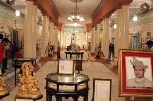 146 साल पुराना है ज्योतिरादित्य सिंधिया का राजमहल, कीमत जानकार उड़ जायेंगे होश, देखें इनसाइड तस्वीरें