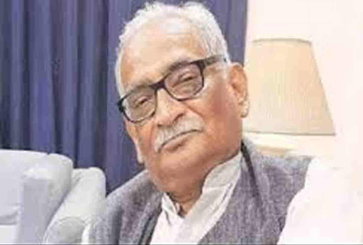 कोर्ट में सुनवाई के दौरान हुक्का पीते नजर आए वरिष्ठ वकील, वीडियो वायरल