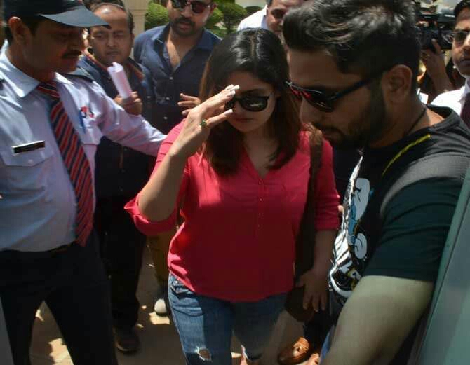 बॉलीवुड की ये 10 अभिनेत्रियां जो हो चुकी है भीड़ में छेड़खानी का शिकार