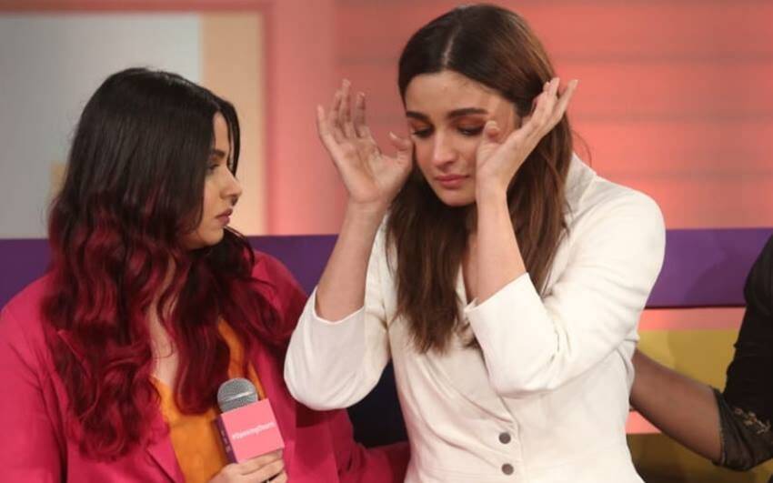 5 मौके जब सबके सामने रो पड़े ये फ़िल्मी सितारें, जाने वजह