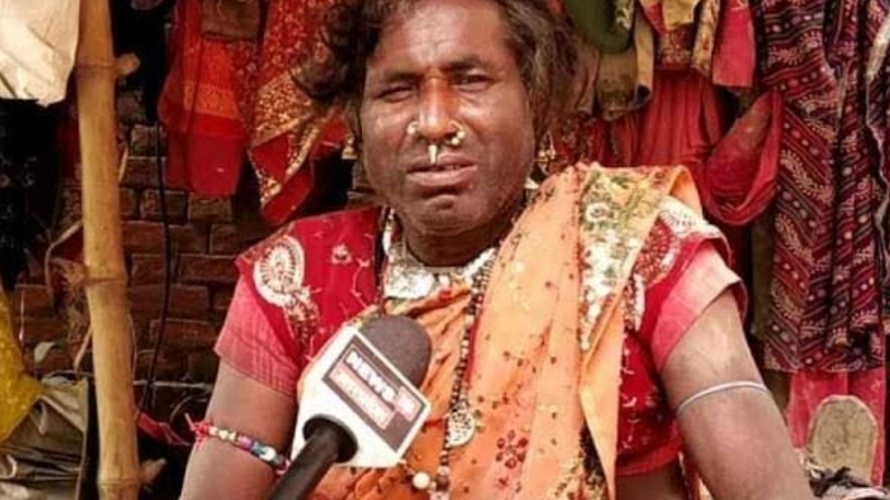 अंधविश्वास : परिवार के 14 लोगों की मौत के बाद 31 साल से 'दुल्हन' बन कर रहता है ये आदमी