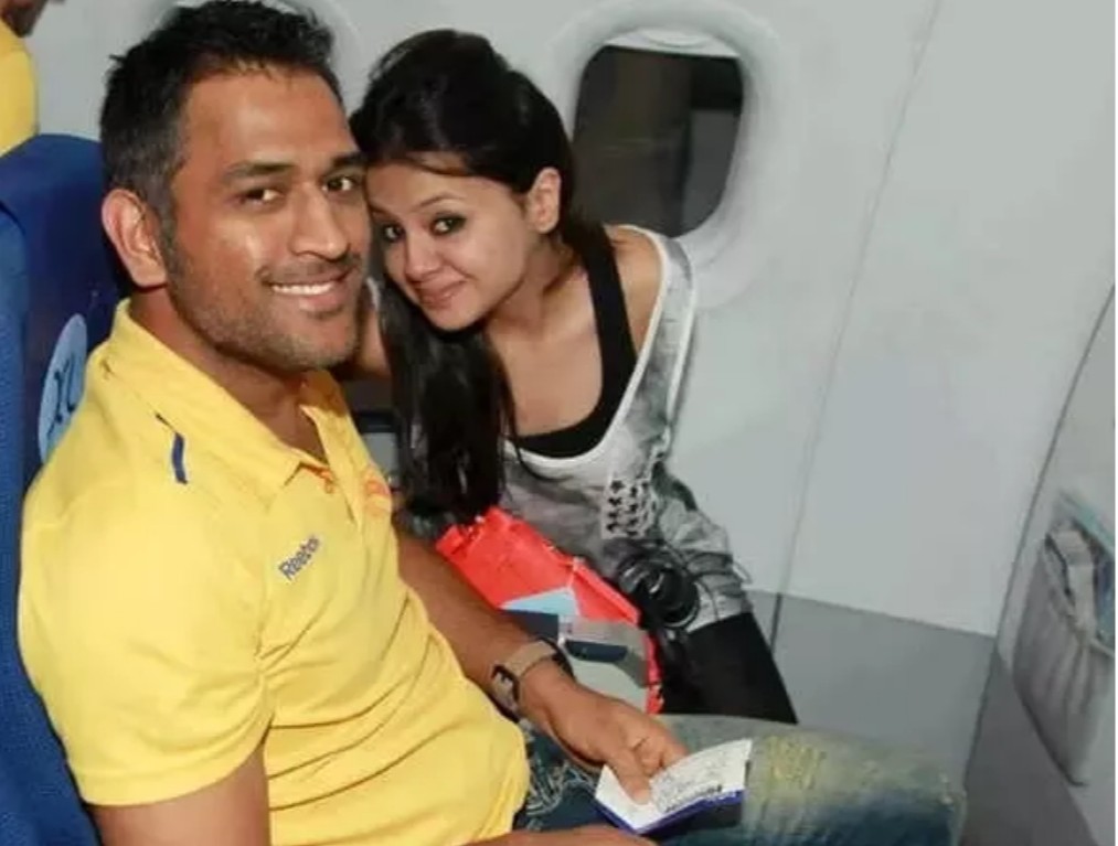 2 साल तक इस लड़की के पीछे रहे थे महेंद्र सिंह धोनी, तब बोली हाँ