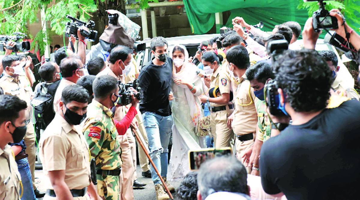 मीडिया चैनल्स के खिलाफ रिया ने अधिकारिक तौर पर कराया रिपोर्ट दर्ज
